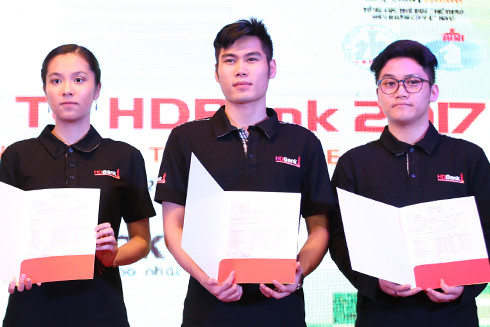 Trần Tuấn Minh (giữa) đang là đại kiện tướng trẻ nhất Việt Nam. Ảnh: Đức Đồng.