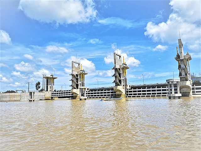 Công trình đập tràn Trà Sư nơi cửa ngõ biên thùy Tây Nam rộng lớn qua khung ảnh của du khách.