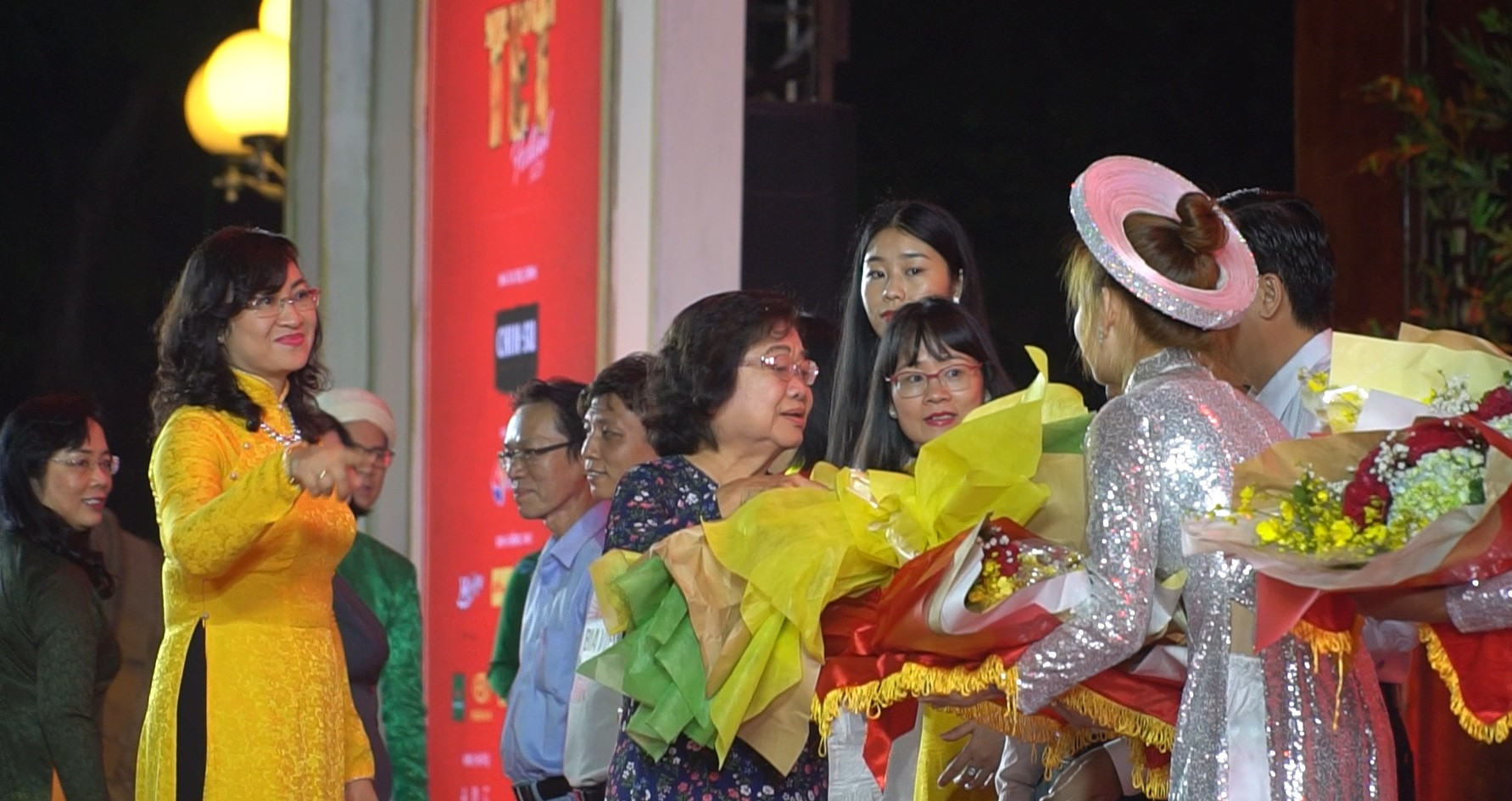 Nguyên Phó Chủ tịch nước Trương Mỹ Hoa tặng hoa cho các nhà tài trợ