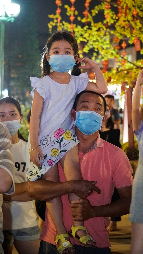 Một em bé say mê theo dõi tiết mục ca nhạc