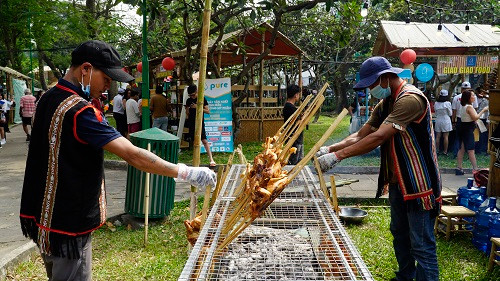 Món gà nướng dân tộc ăn với cơm ống tre