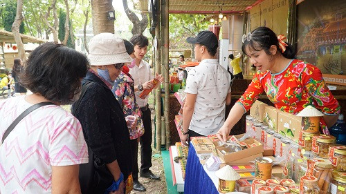 Một gian hàng bán sản phẩm quà tặng mứt bánh ngày Tết