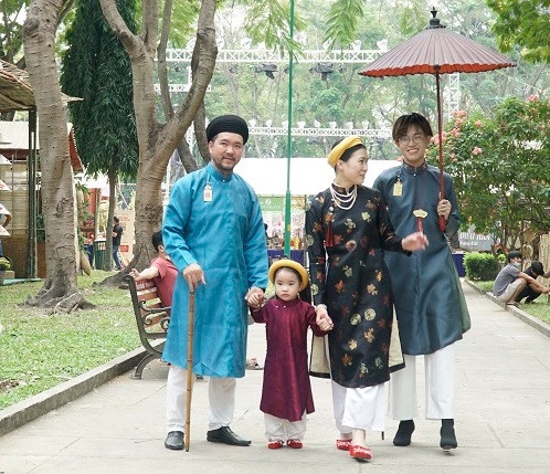 Một gia đình với trang phục đón Tết cổ truyền.