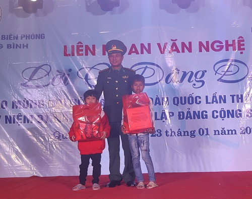 Trao quà cho 2 cháu học sinh trong mô hình con nuôi đồn Biên phòng
