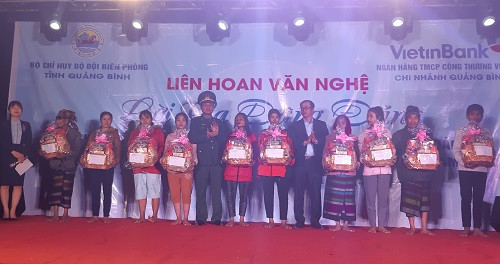 Trao tặng quà cho các hộ khó khăn.