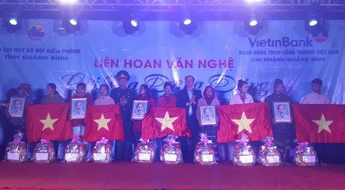 trao tặng 20 cờ Tổ quốc, 20 ảnh Bác Hồ cho 20 hộ dân trên địa bàn xã Lâm Thủy vì đã có thành tích xuất sắc trong tham gia bảo vệ chủ quyền an ninh biên giới quốc gia năm 2020.