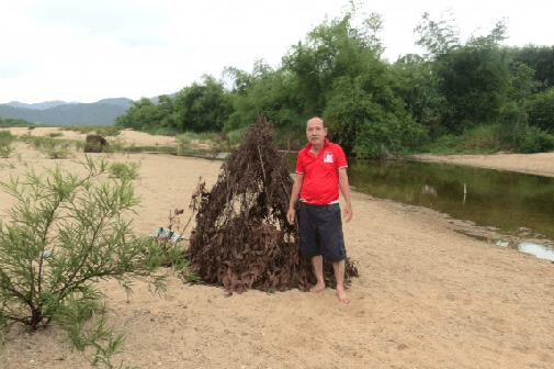 Xóm nhà 9 hóc chạy dài dưới chân núi, phía sau xóm nhà là vùng gò đồi. Ảnh: MHN.