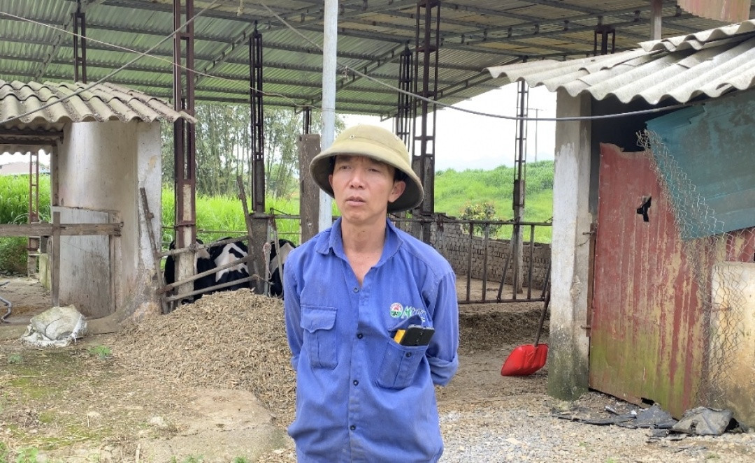 Anh Đoàn Trường Sơn tại mặt trước của trang trại bò sữa.
