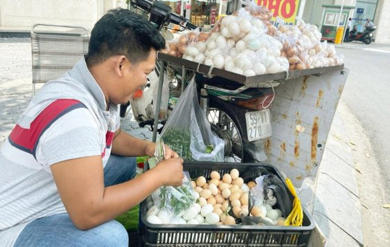 Bán trứng gà công nghiệp dưới mác “trứng gà ta” 