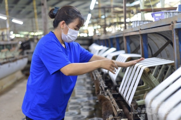Việc hiện đại hóa dây chuyền sản xuất giúp tạo ra các sản phẩm tơ lụa có chất lượng cao. Ảnh: Minh Hậu