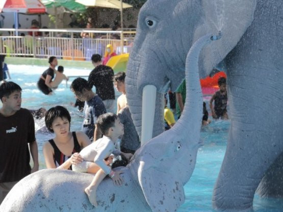 TP.HCM nắng nóng gần 40 độ C, người dân kéo nhau đi giải nhiệt 