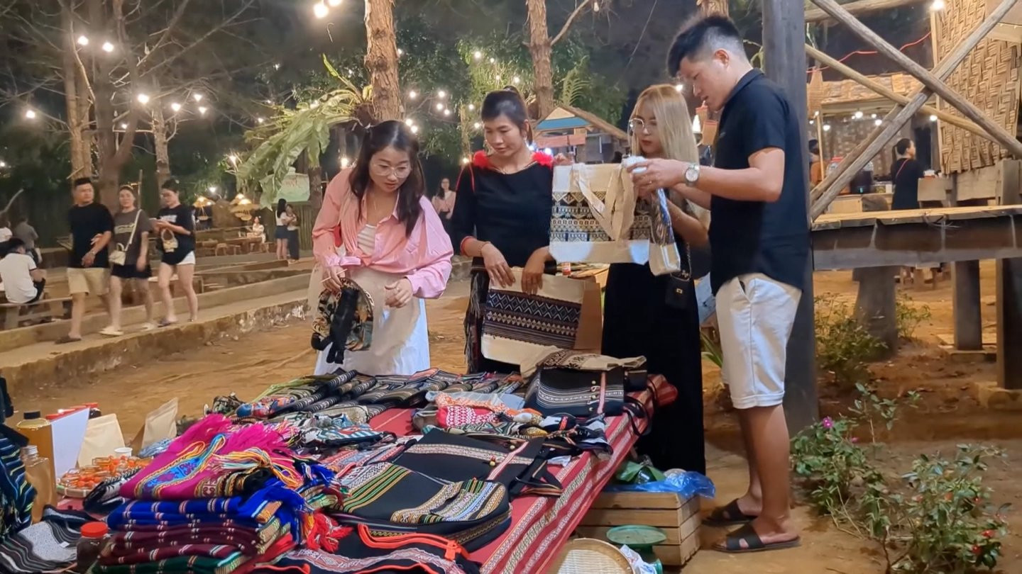 Video | Độc đáo chợ phiên Măng Đen