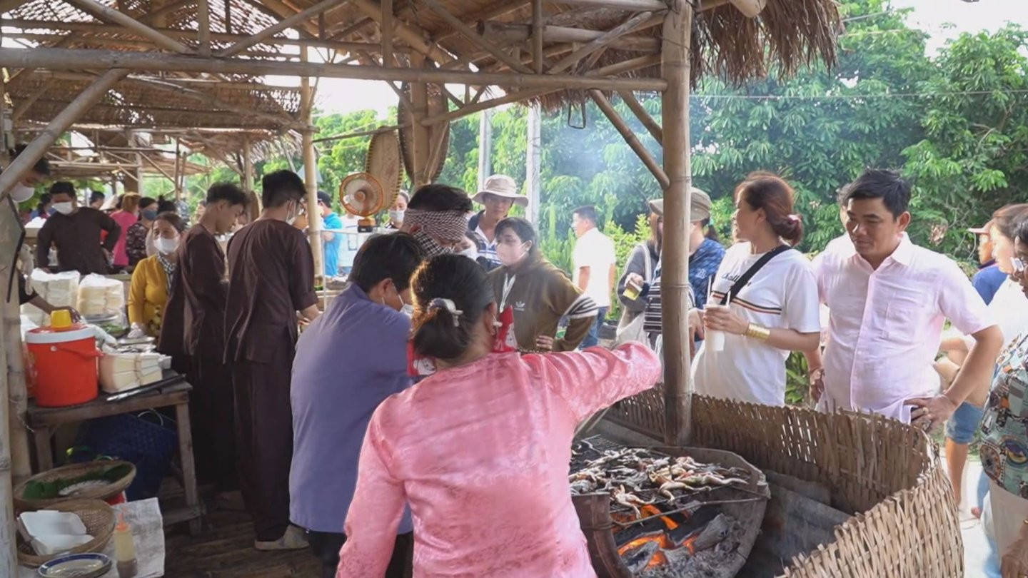 Thú vị chợ quê ven sông Tiền 