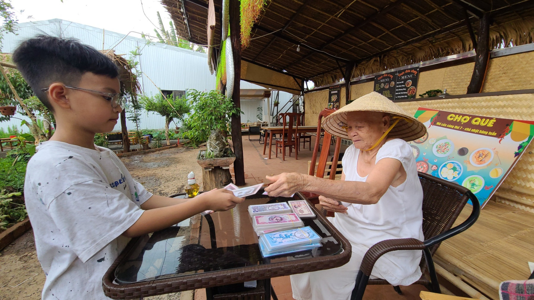 Thực khách khi đến đây sẽ đổi tiền mặt để lấy tiền giấy xưa mà quán tái hiện.