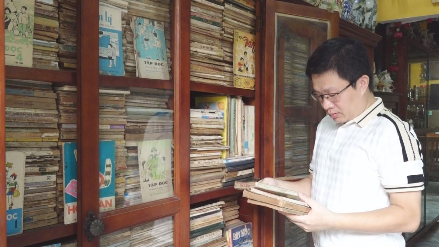Video | Bộ sưu tập hàng chục nghìn quyển sách giáo khoa, vở và lưu bút 