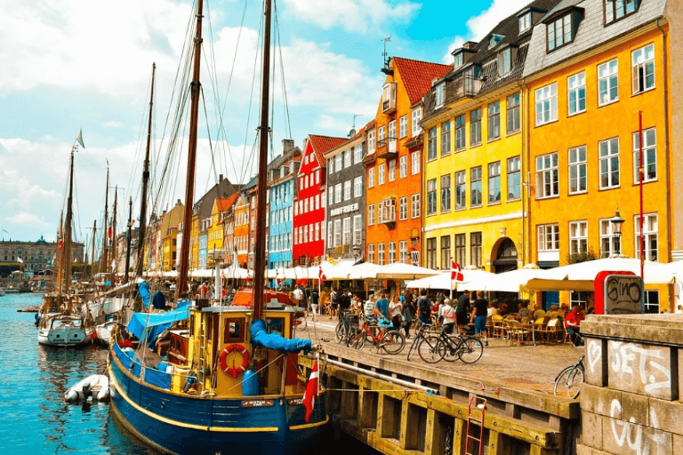 Du khách đến Copenhagen sẽ được tặng bánh ngọt, cà phê, rượu vang nếu... nhặt rác