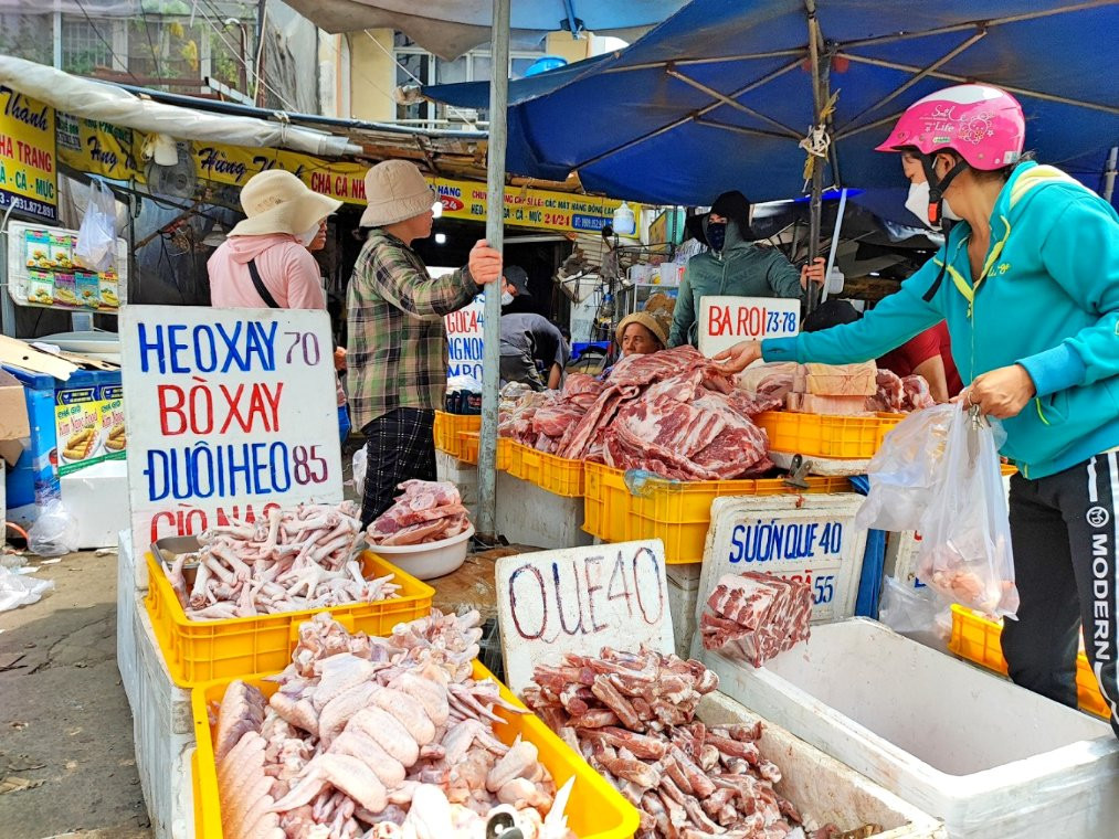 Ồ ạt thịt nhập khẩu rẻ hơn 30%: Ngành chăn nuôi Việt Nam đang bị đe dọa
