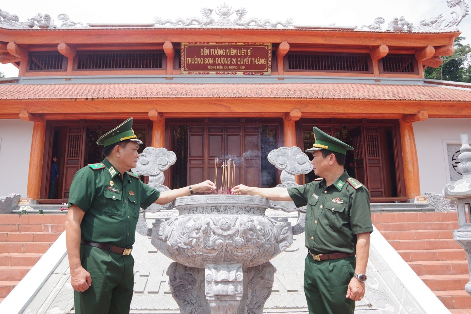 Dâng hương tại Đền tưởng niệm liệt sĩ Trường Sơn Đường 20 Quyết Thắng, Trọng điểm Cà Roòng - ATP