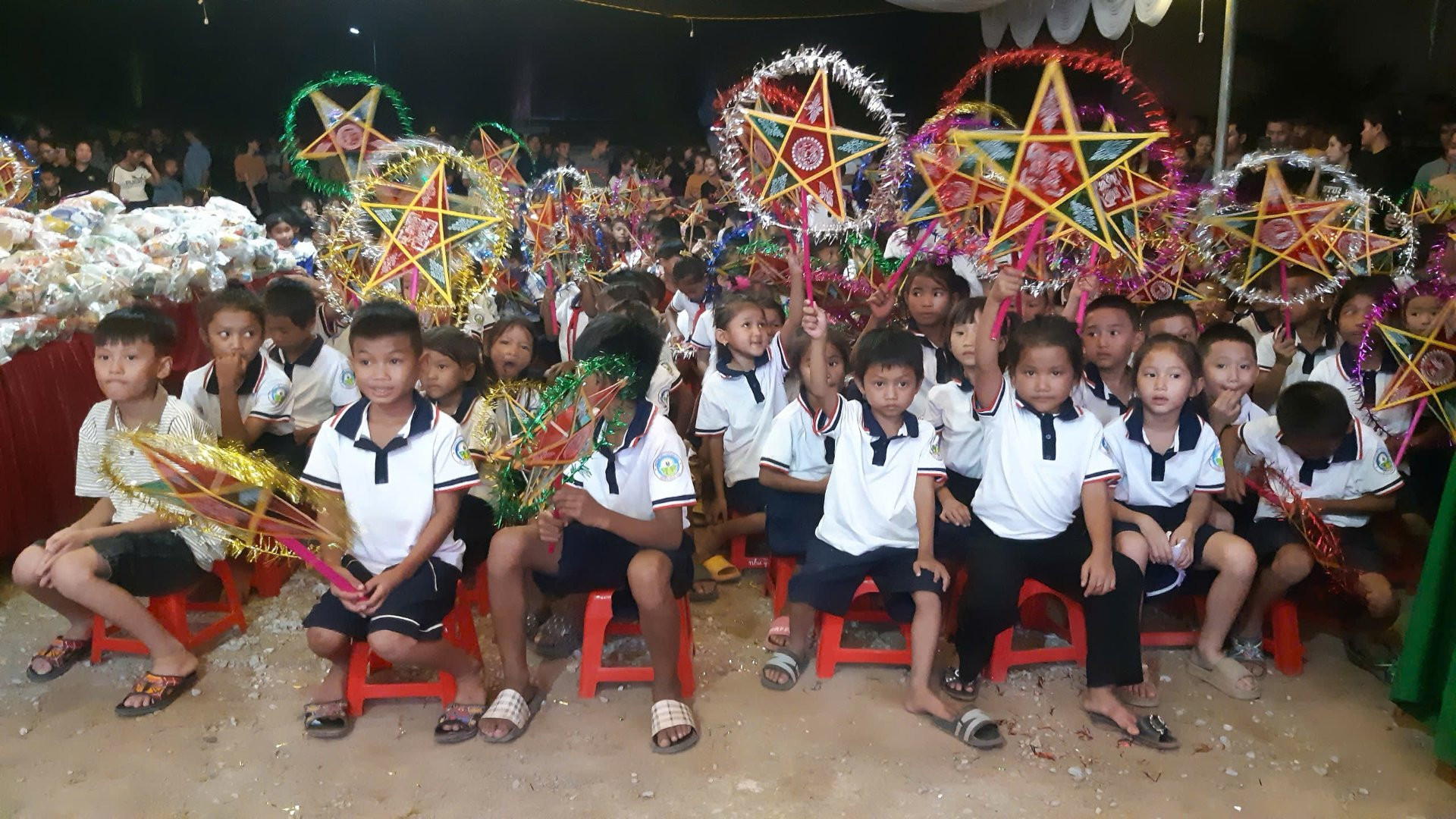 Tặng quà Tết Trung thu cho trẻ em nghèo trên biên giới Việt Nam - Lào 