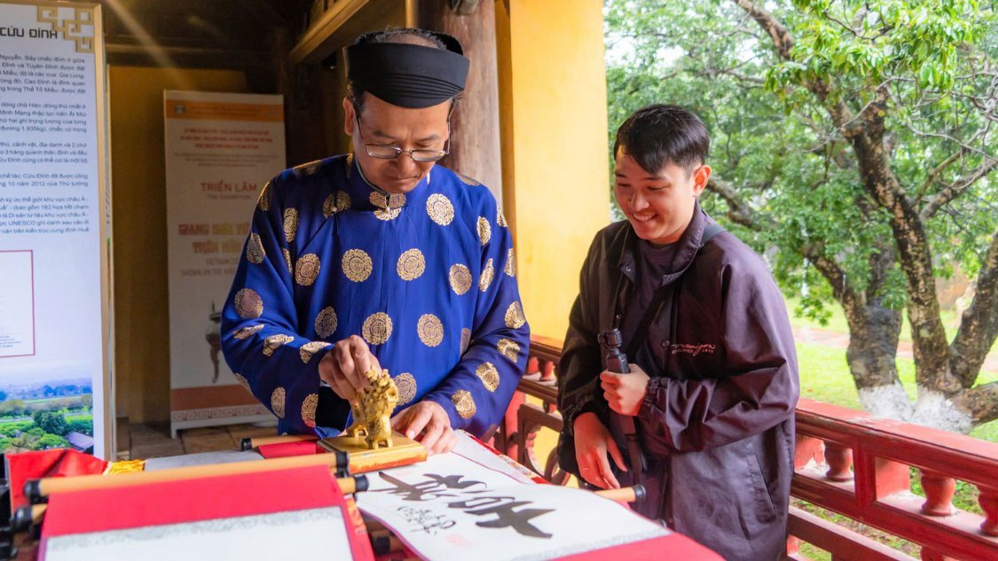 Hoàng cung Huế khai ấn tặng chữ đầu năm mới cho du khách, người dân