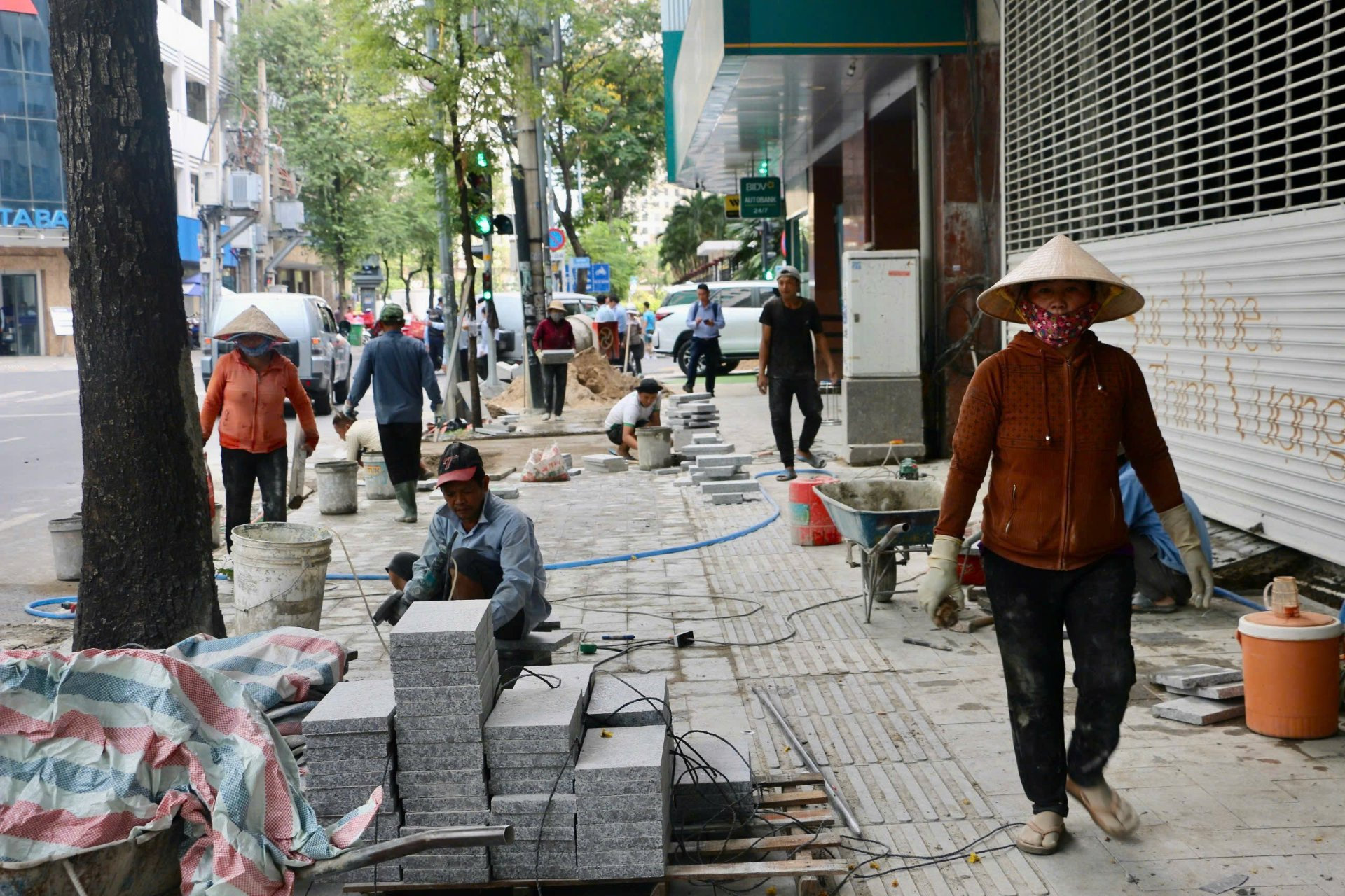 Liệu có lãng phí khi vỉa hè còn mới bị đào xới, làm mới? 