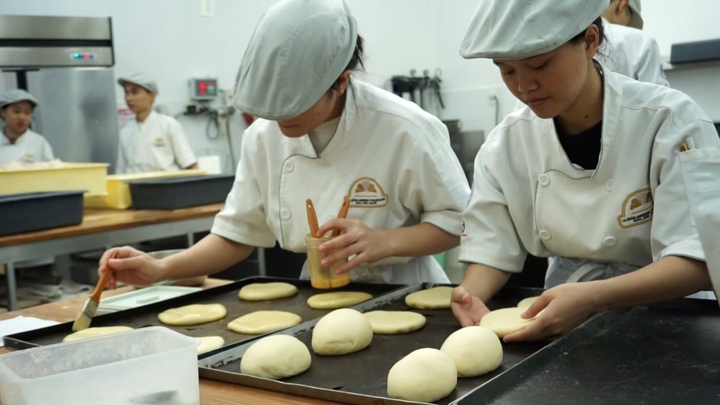 Video | Lò bánh mì Pháp chắp cánh ước mơ cho người trẻ Việt 