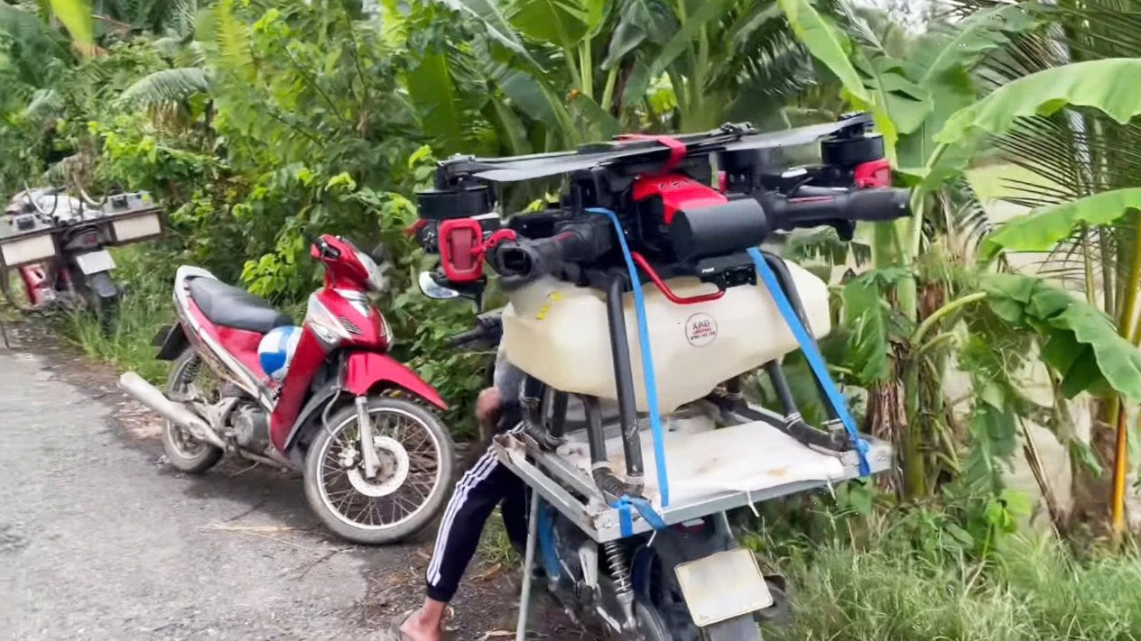 Drone bay đầy đồng, nông nghiệp cất cánh