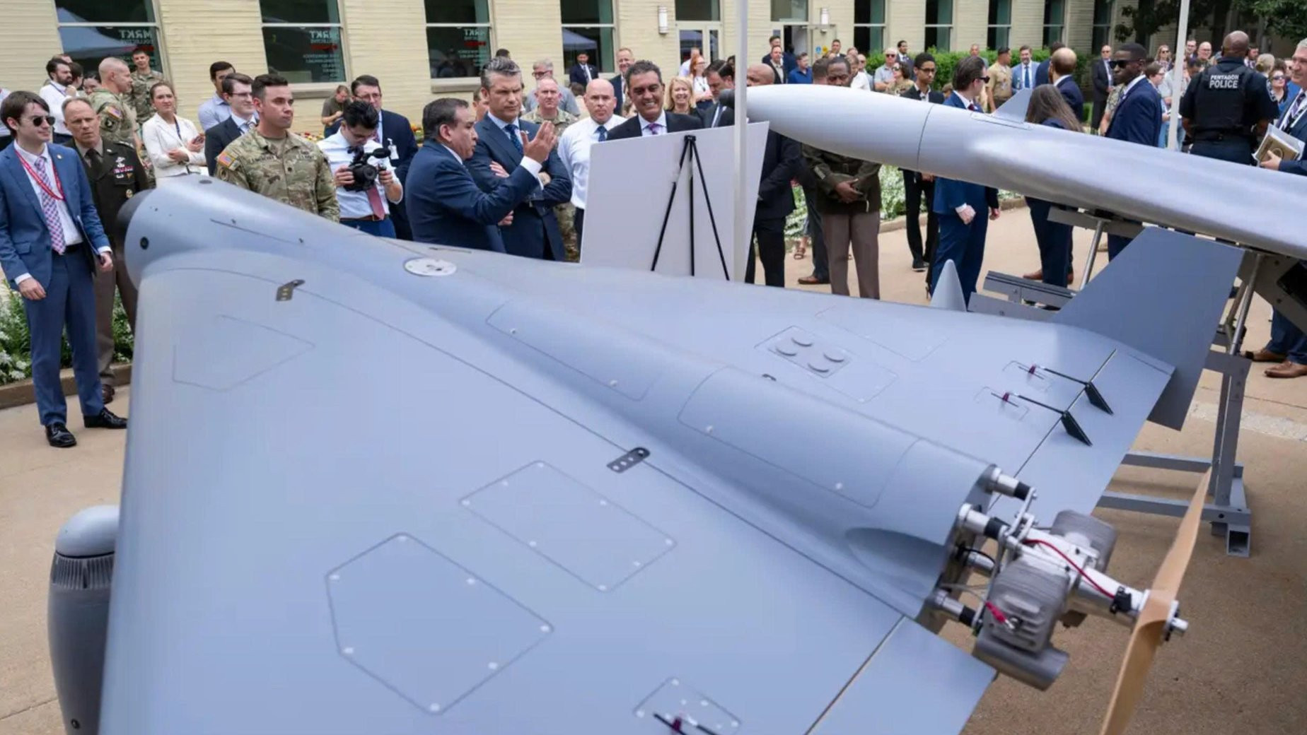 Drone cảm tử Mỹ giống vũ khí Nga dùng ở Ukraine: Ưu tiên của ông Trump