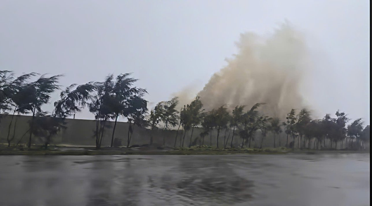 Bão số 5 suy yếu, chuyên gia cảnh báo hiểm hoạ ‘lũ quét ngược’