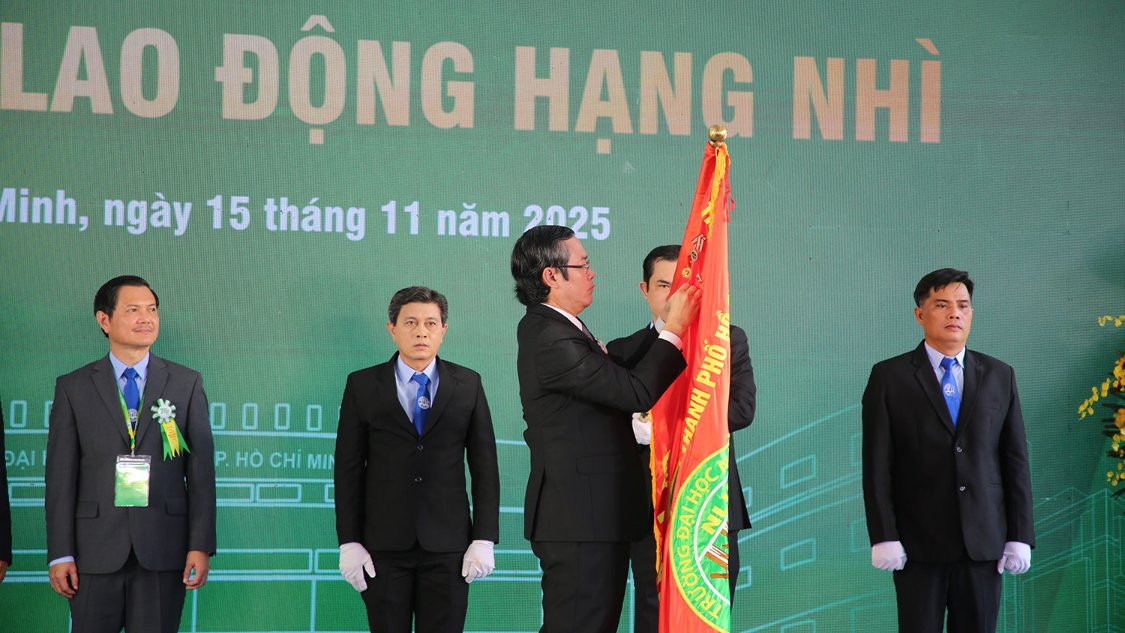 Trường ĐH Nông Lâm TP.HCM đón nhận Huân chương Lao động hạng Nhì 