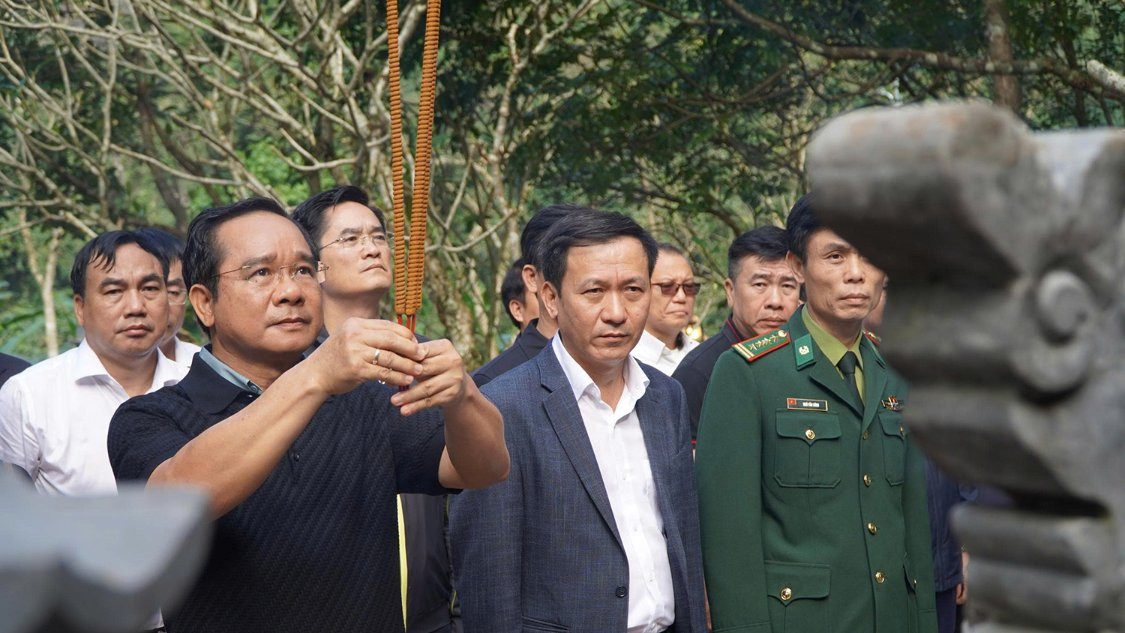Chủ tịch UBND TPHCM dâng hương tại Đền tưởng niệm liệt sĩ Đường 20 - Quyết Thắng - trọng điểm Cà Roòng ATP