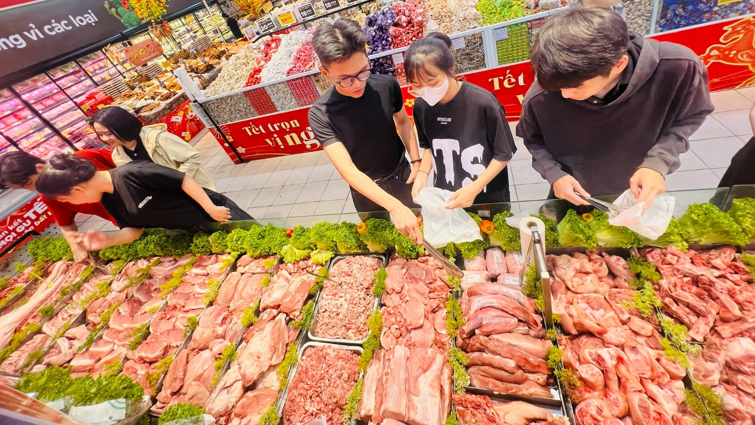 Siêu thị bán thịt heo tươi không lợi nhuận phục vụ Tết Nguyên Đán 