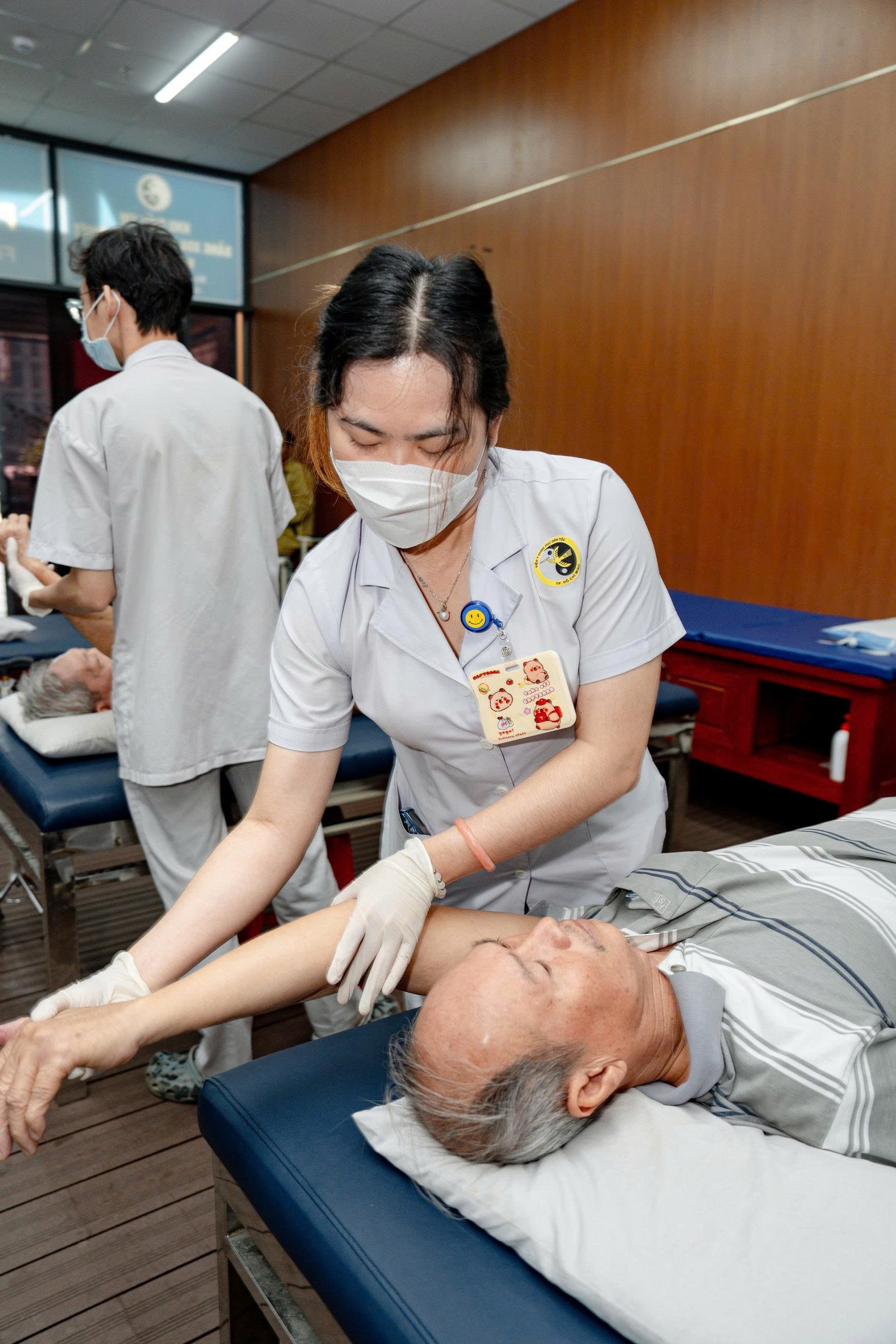 benh-vien-y-duoc-hoc-dan-toc (12)