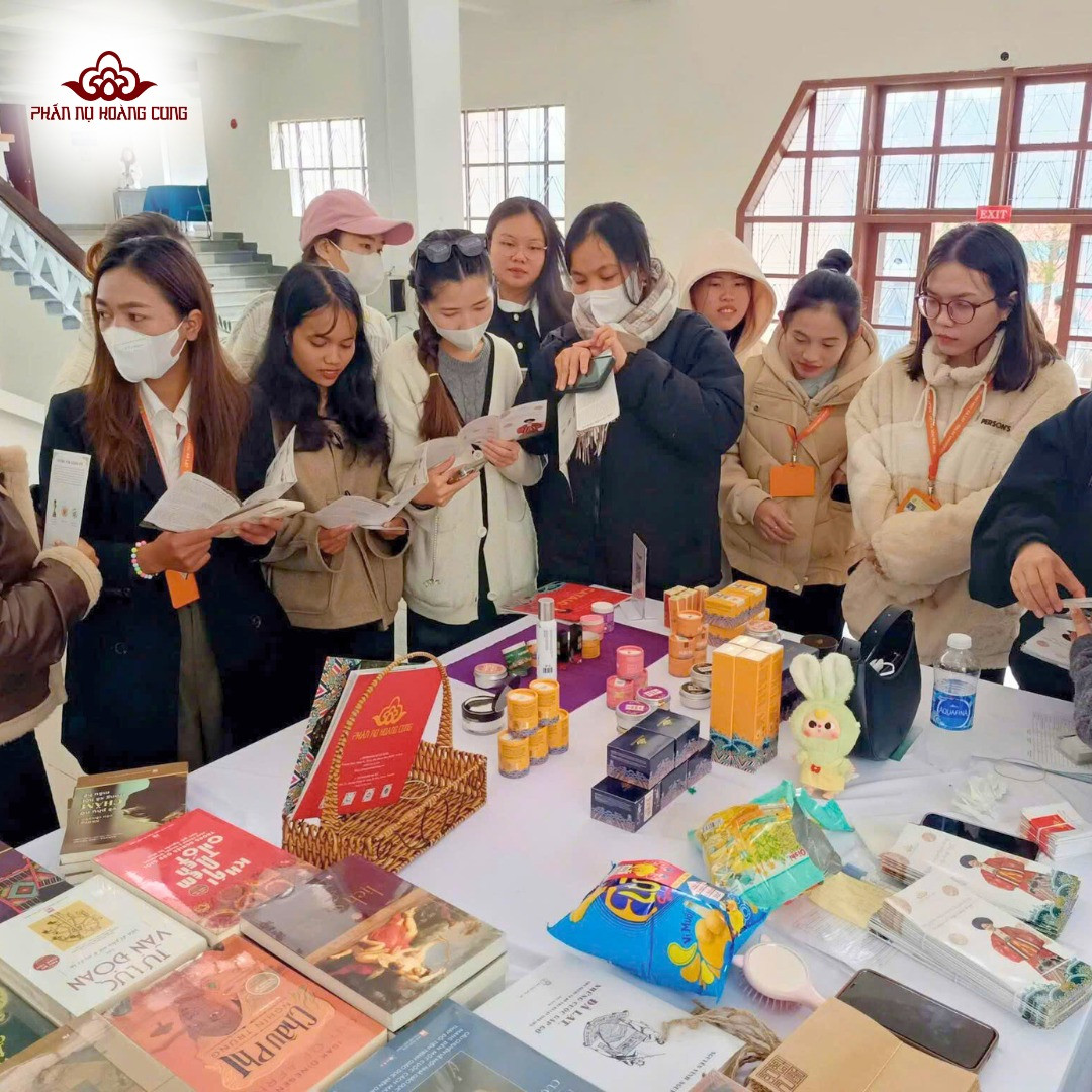 Các bạn trẻ háo hức tìm hiểu về phấn nụ và bí quyết làm đẹp của chốn cung đình xưa.