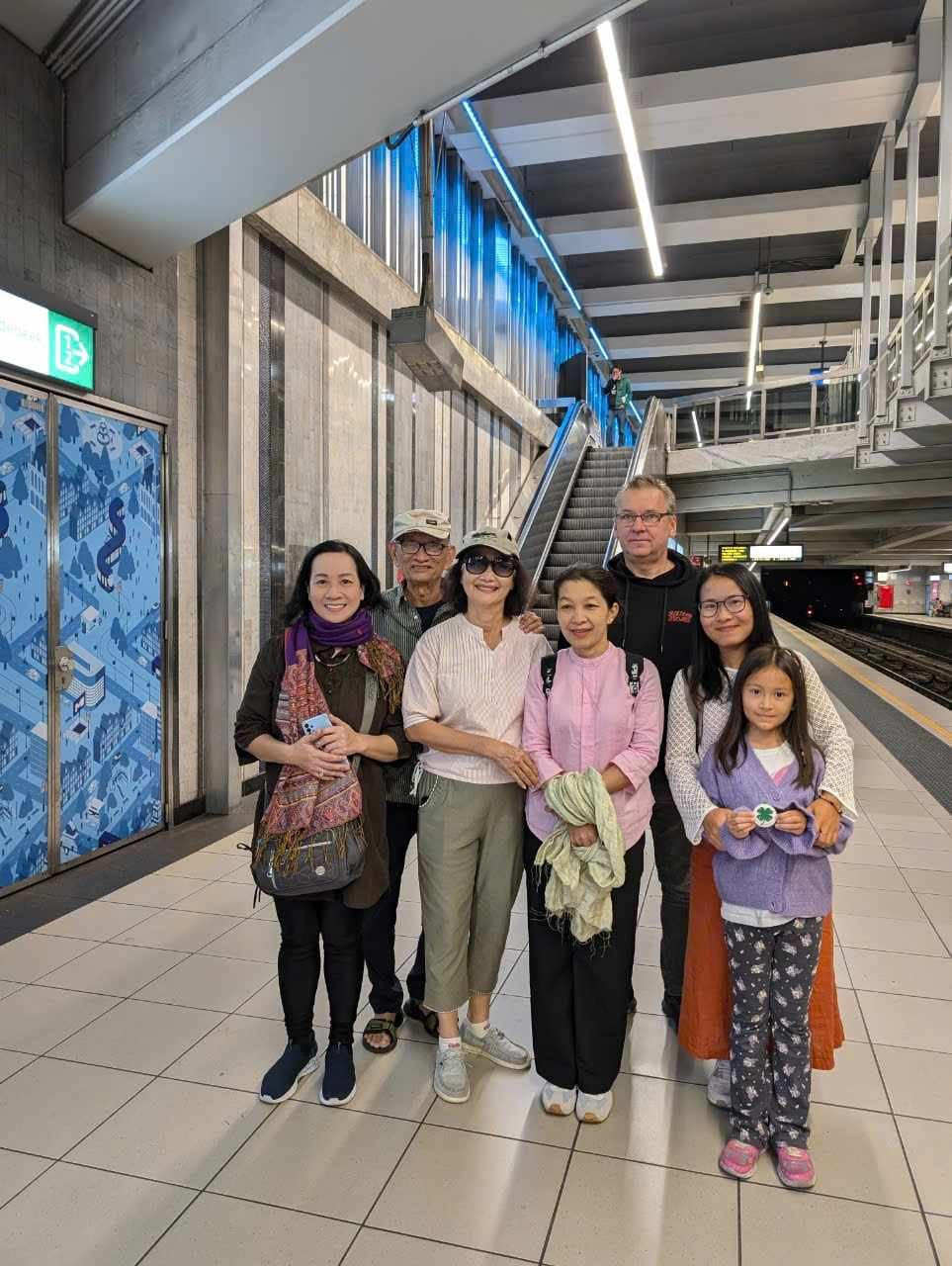 thanh thuy cung chong con va nhung nguoi ban trong chuyen công tac ở Bỉ