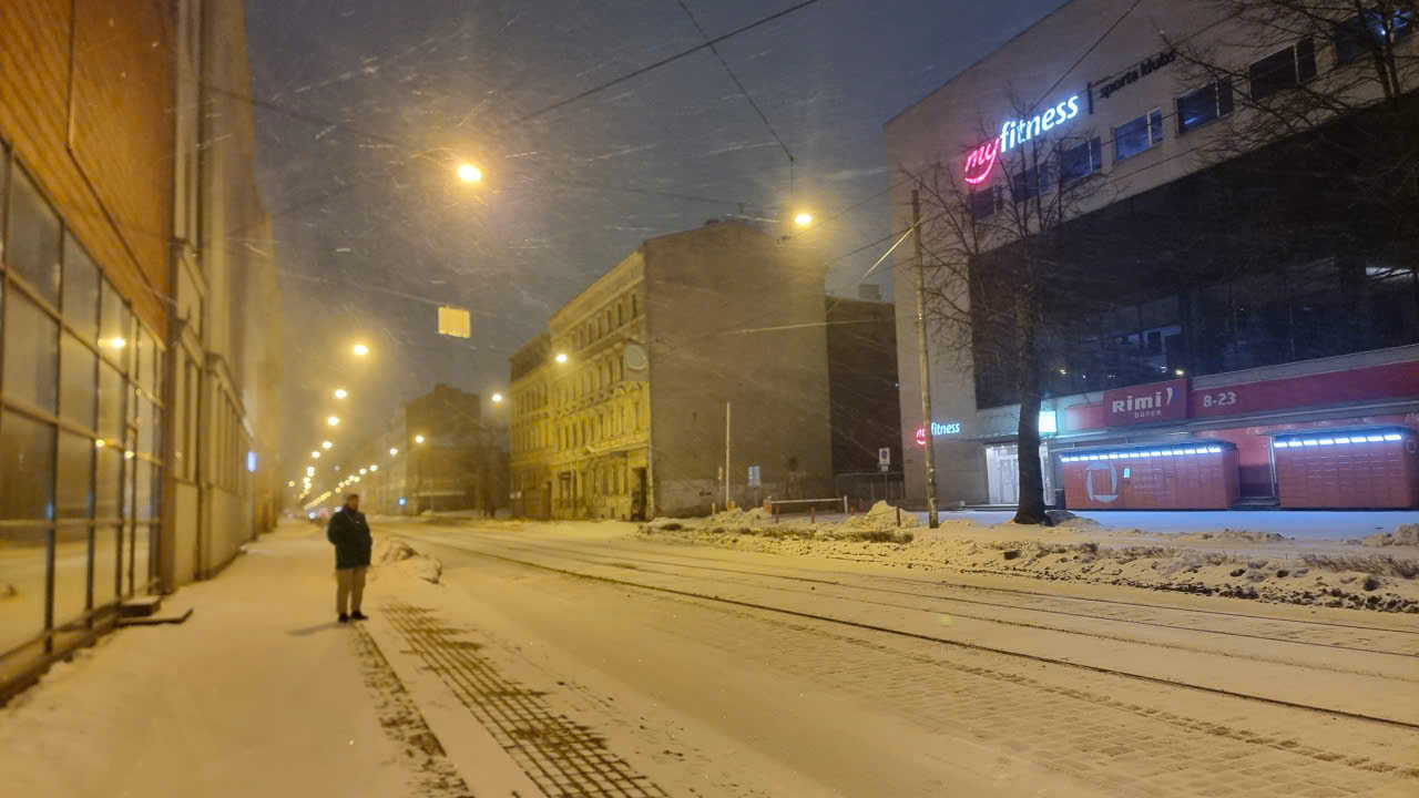 Tết, trong vệt đèn vàng từ xe buýt xứ Latvia 