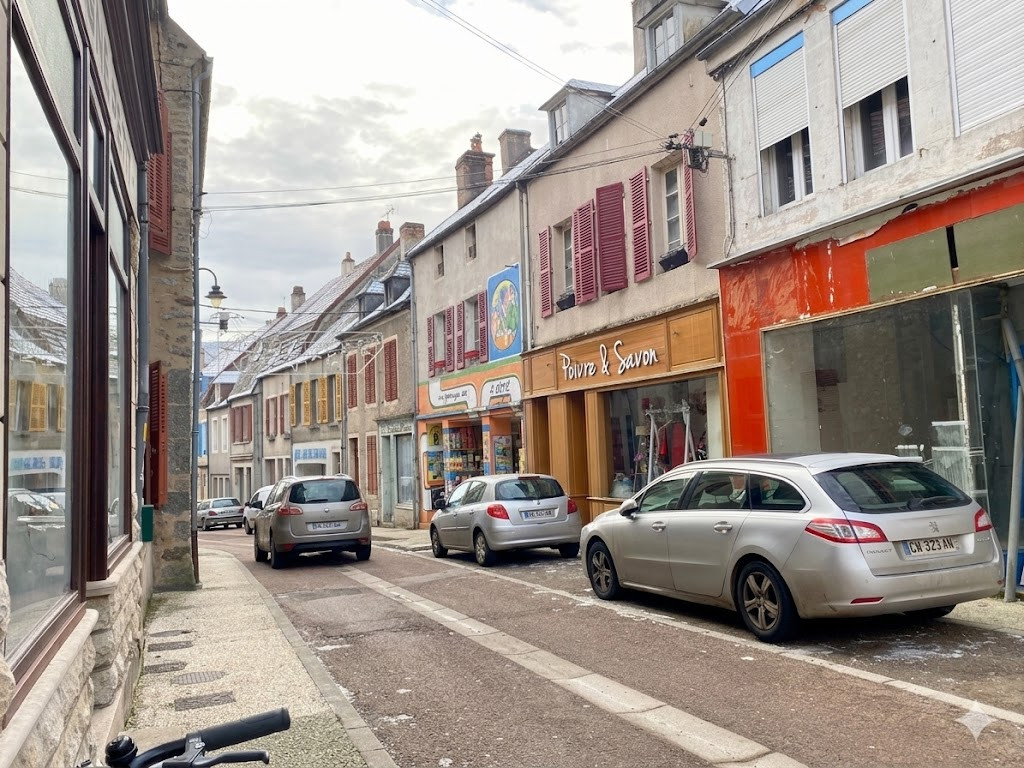 lormes với các ô cửa cổ kính
