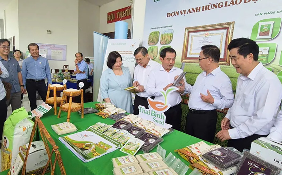 Bộ trưởng Bộ NN-MT Trần Đức Thắng (thứ 3 từ phải sang) tham quan các gian hàng tại hội nghị_Ảnh_SGGP
