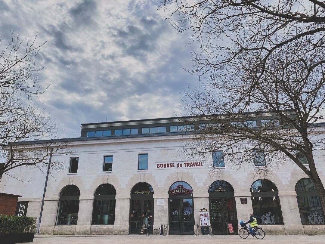 Bourse du Travail nằm yên đó ở Troyes mấy trăm năm.