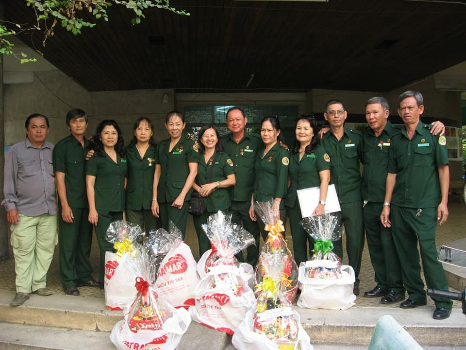 những buổi họp mặt và những phần quà động viên nhau