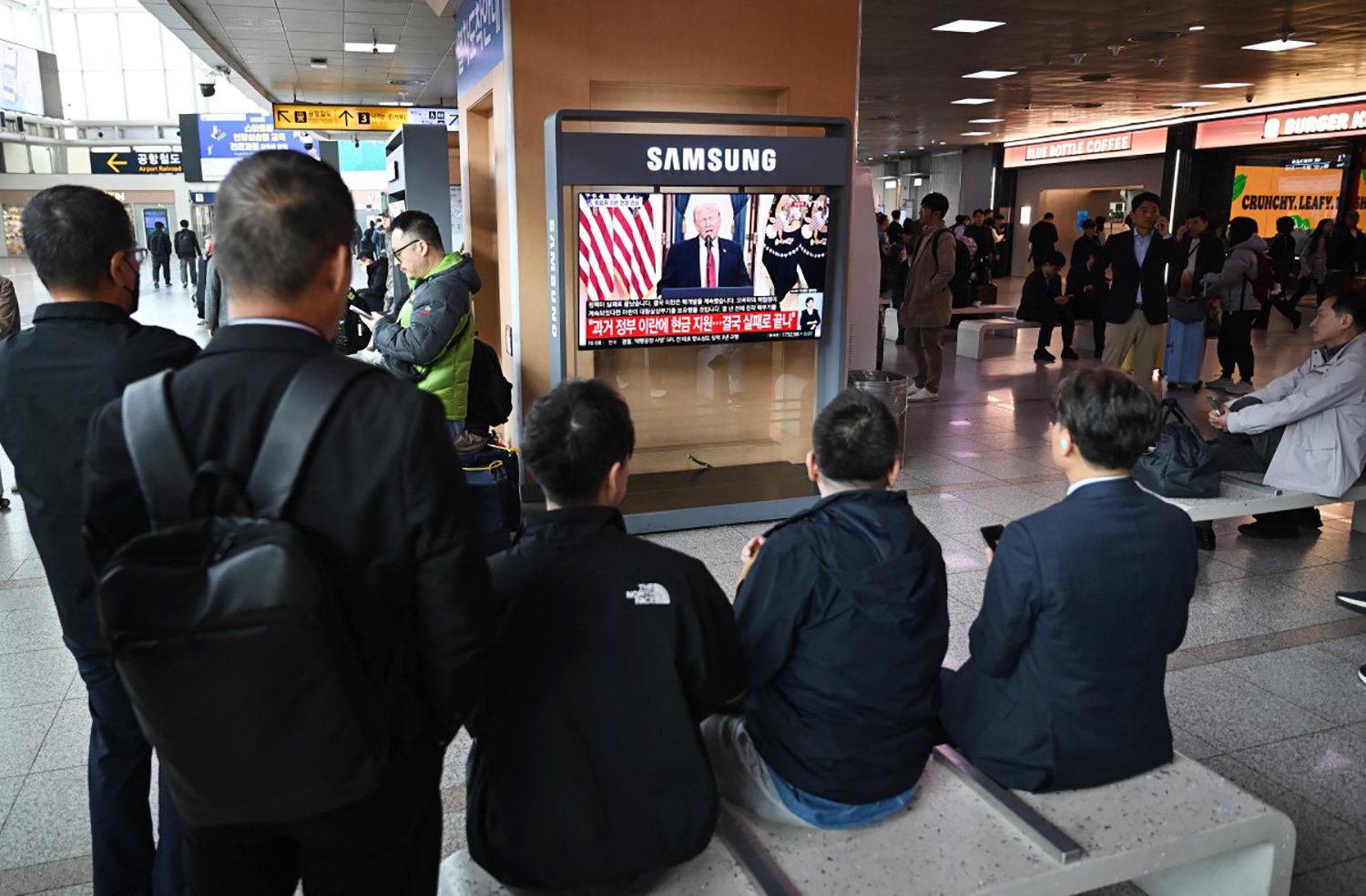 Trump: Mở Hormuz hoặc 'về thời đồ đá' trong 14 ngày 