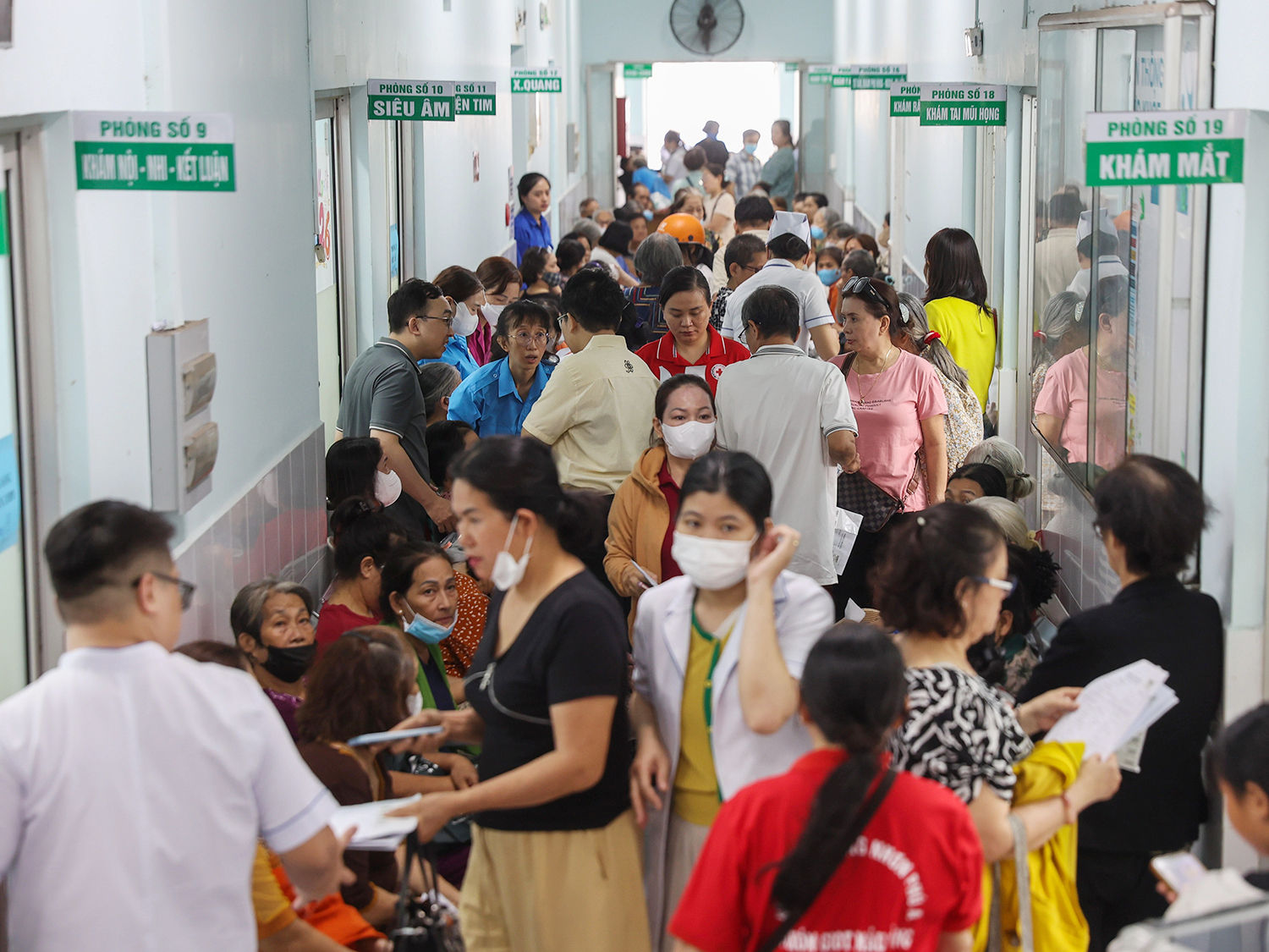 Lúc 9h, tại trạm y tế phường Tăng Nhơn Phú, người dân xếp hàng chờ khám bệnh miễn phí_VNE
