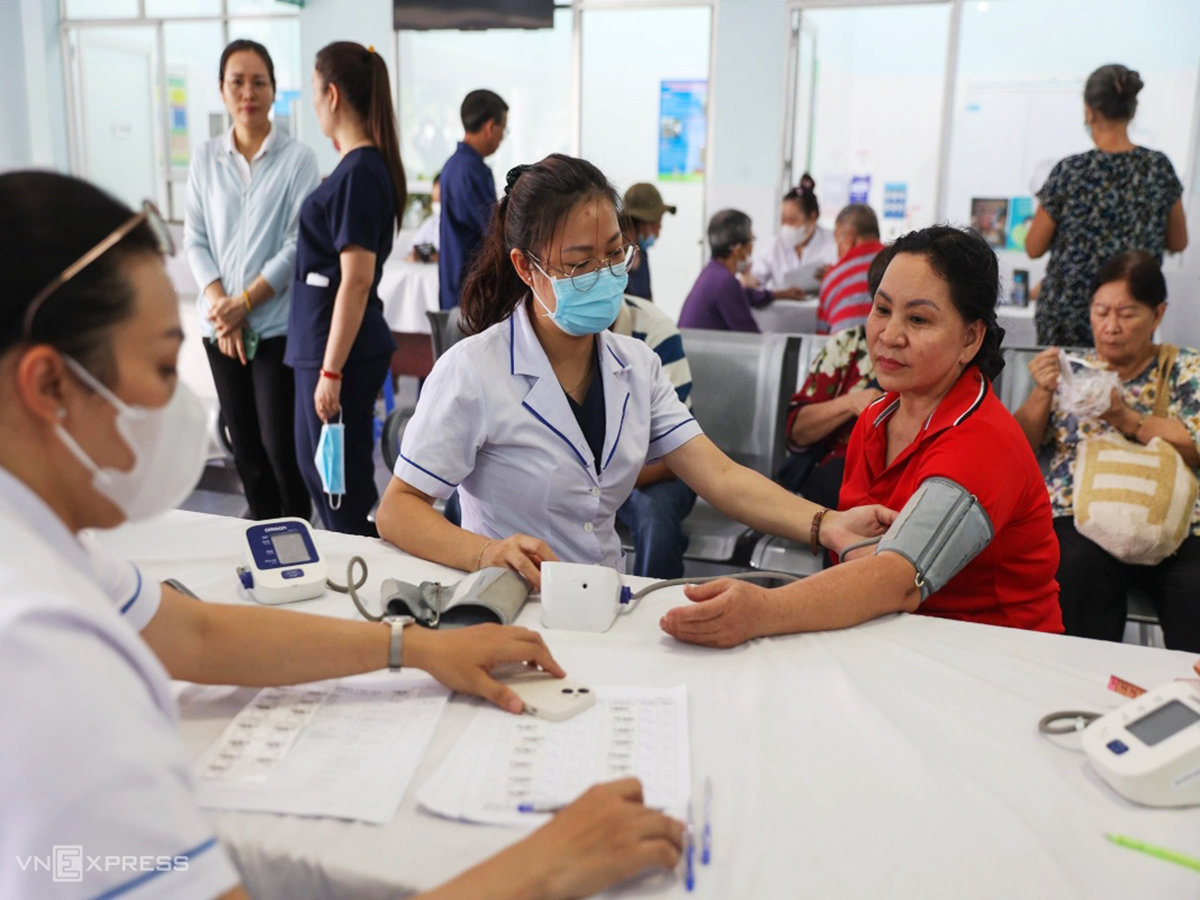 Người dân được đo huyết áp, chiều cao, cân nặng, lấy mẫu xét nghiệm... trước khi khám chuyên sâu_VNE