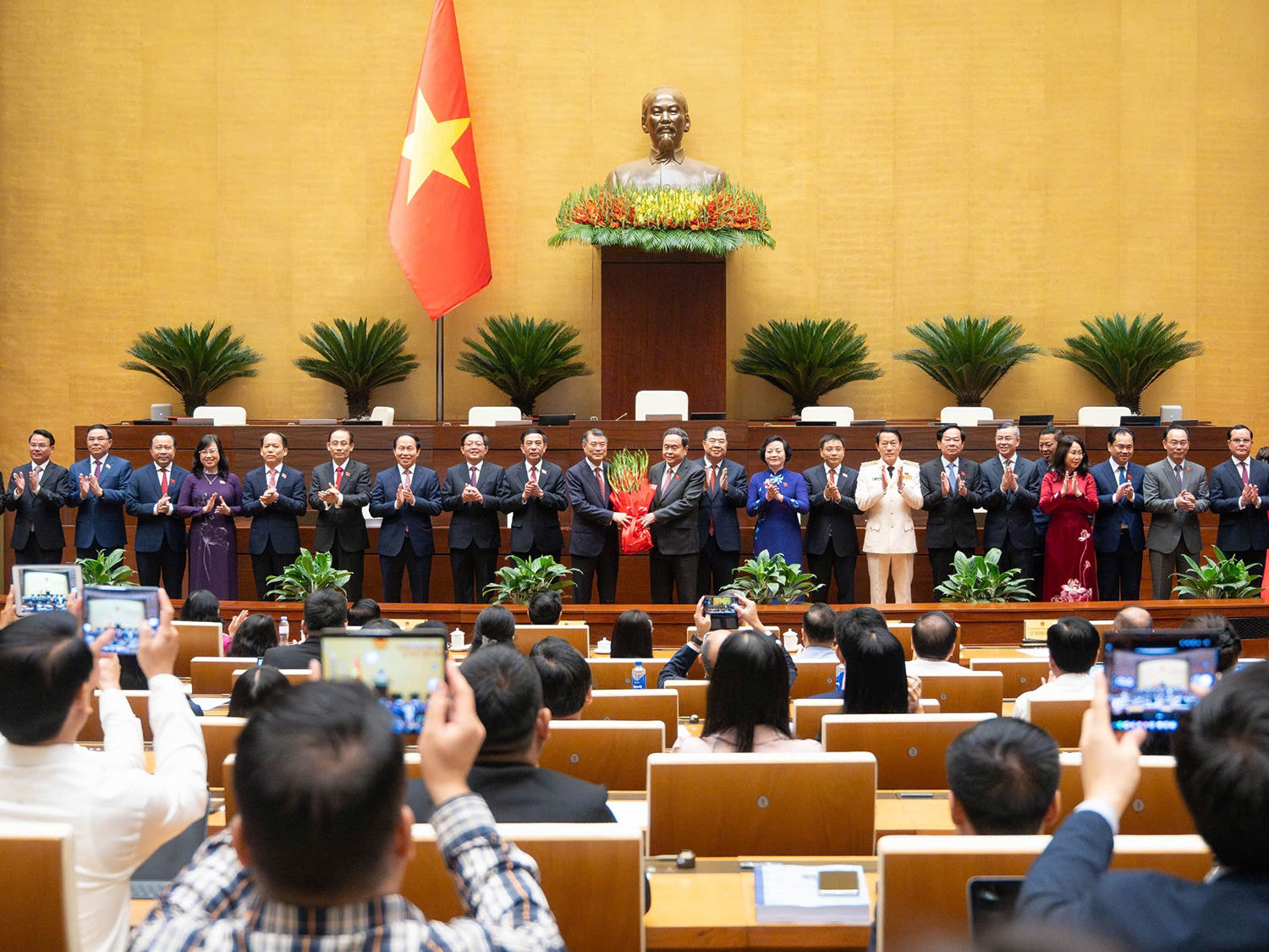 Chủ tịch Quốc hội Trần Thanh Mẫn tặng hoa chúc mừng Thủ tướng, Phó Thủ tướng Chính phủ, Bộ trưởng và thành viên khác của Chính phủ nhiệm kỳ 2026-2031