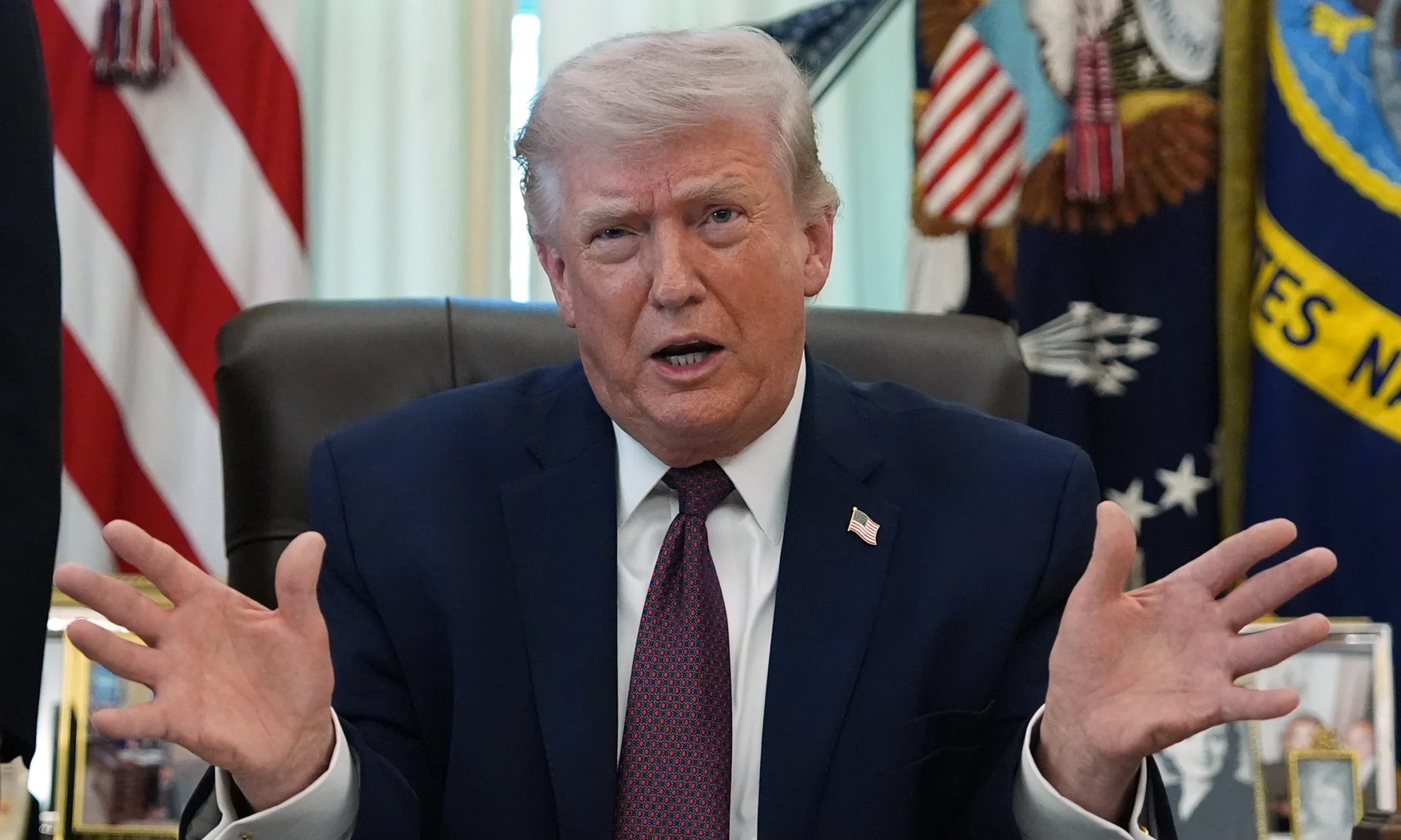 Trước 'giờ G', ông Trump lùi thời hạn tấn công Iran 