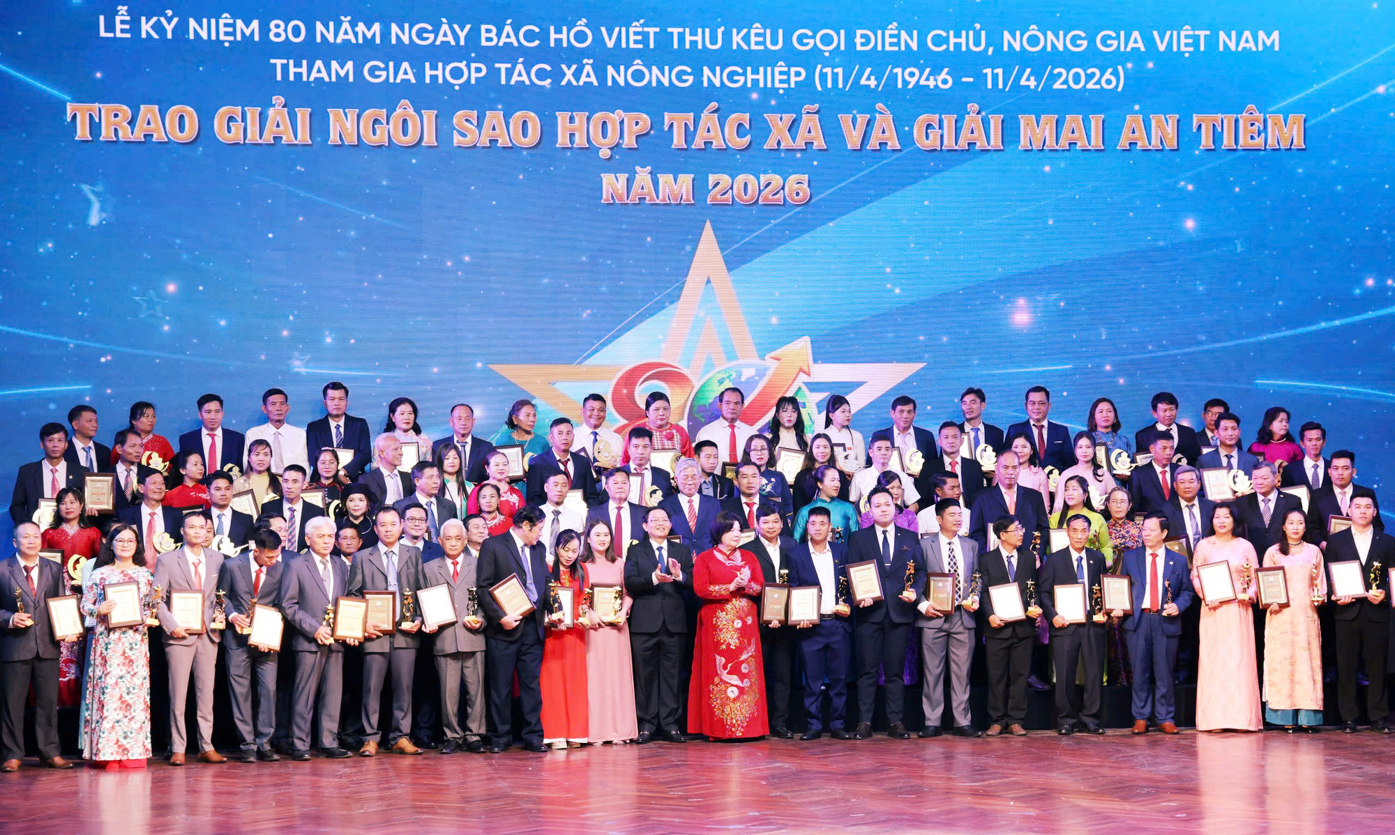 Các đồng chí lãnh đạo cùng các HTX đoạt Giải Ngôi sao HTX và Giải Mai An Tiêm năm 2026 - Ảnh_VGP_Gia Huy