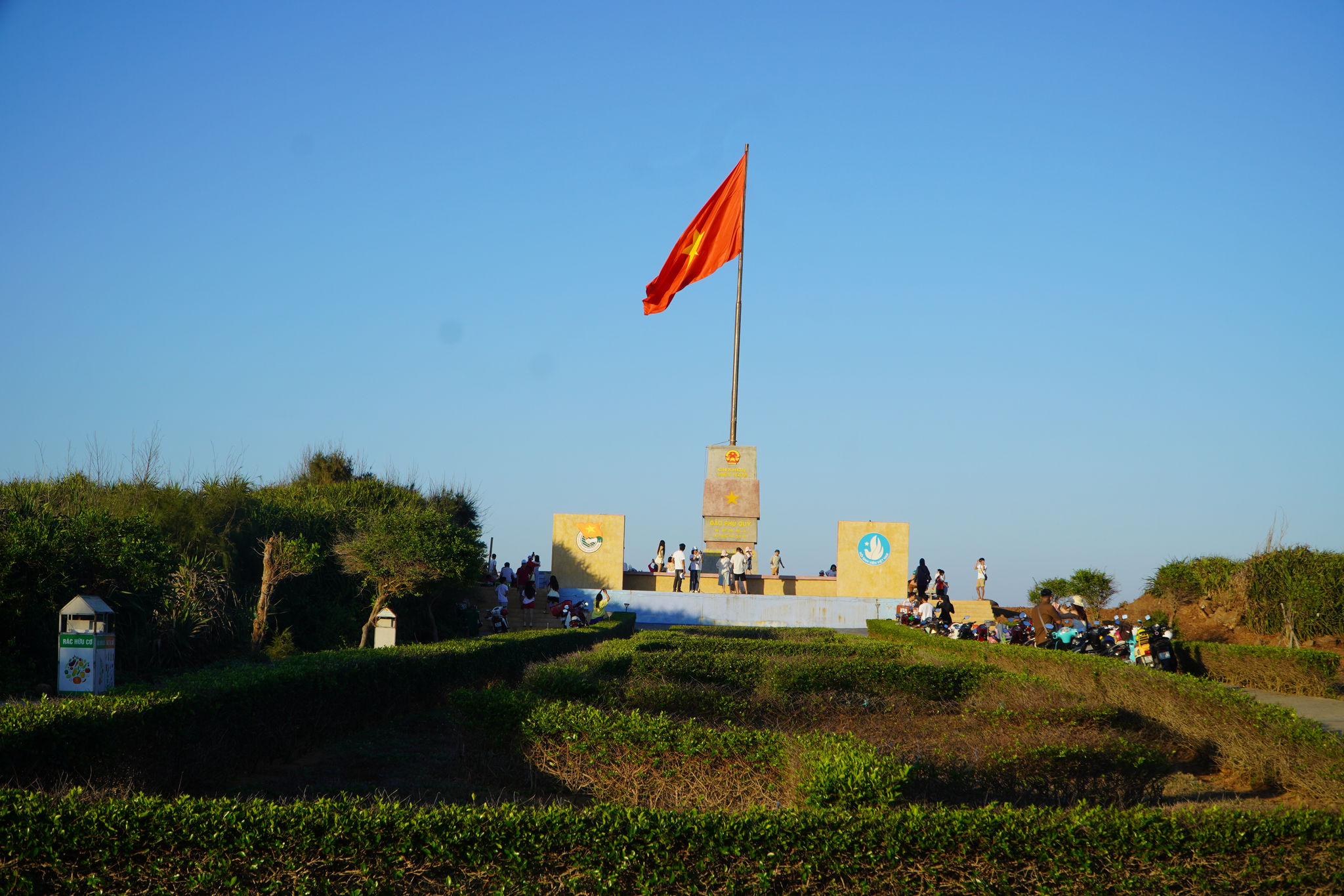 Cột cờ chủ quyền đảo Phú Quý là một trong những điểm đến thiêng liêng và tự hào nhất trên đảo