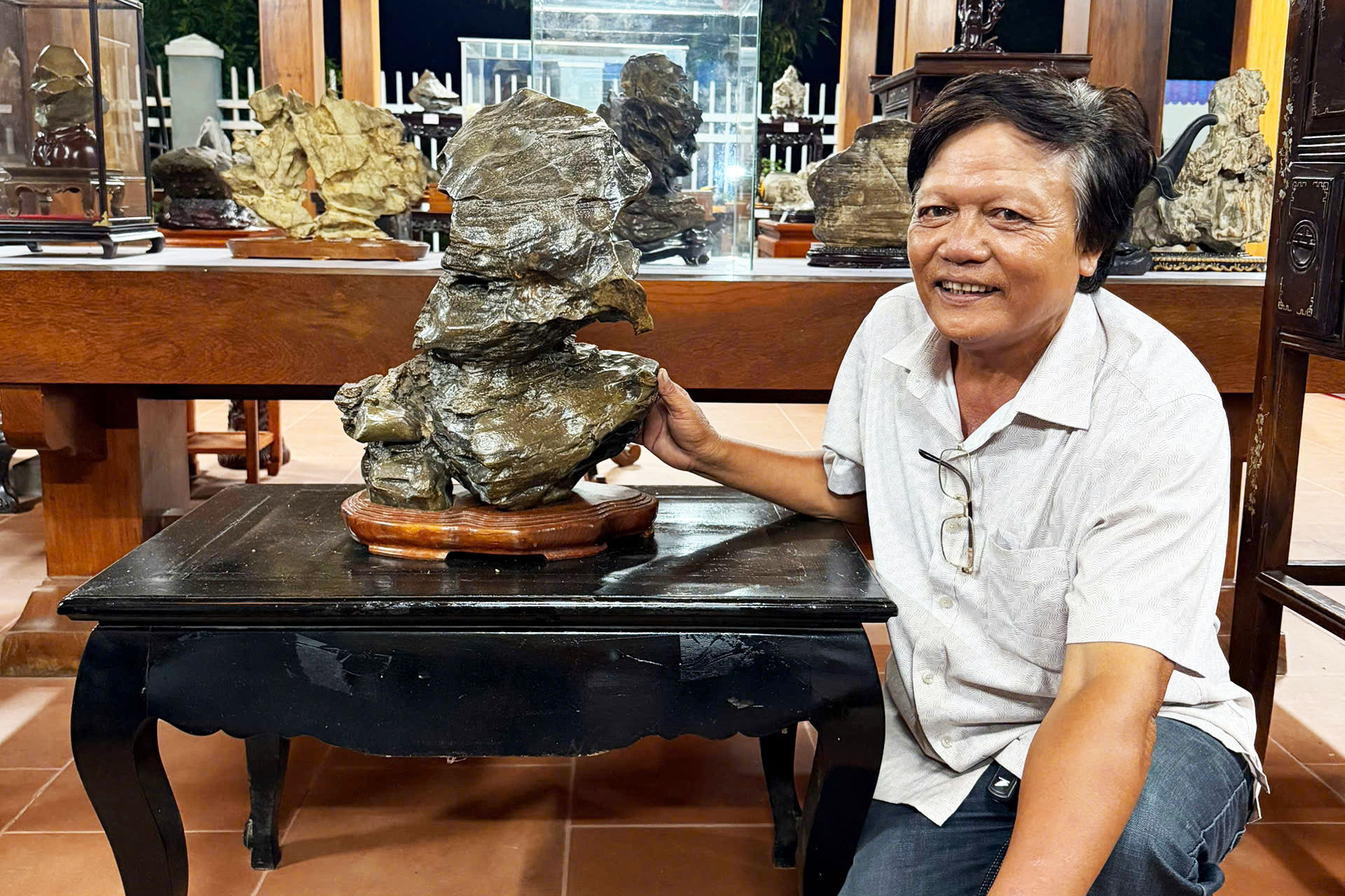 Anh Đặng Ngọc Sang bên tác phẩm đá từ Duy Trung, tác phẩm từng được trả giá hơn 1 tỷ đồng.