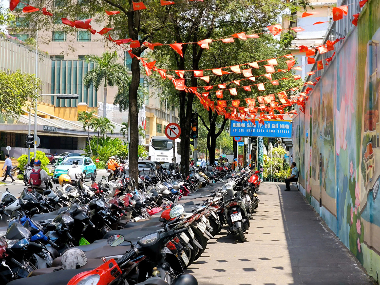 Từ bãi giữ xe ở Đường sách, nhìn ra khoảng trống hạ tầng của TPHCM 