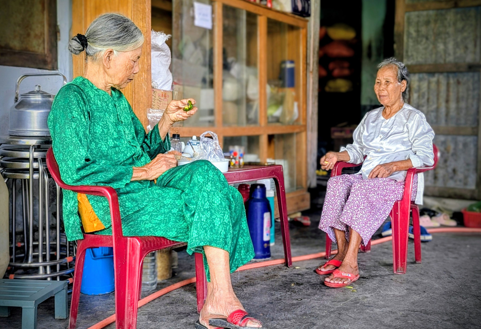 Neo đời bên hũ tôm chua